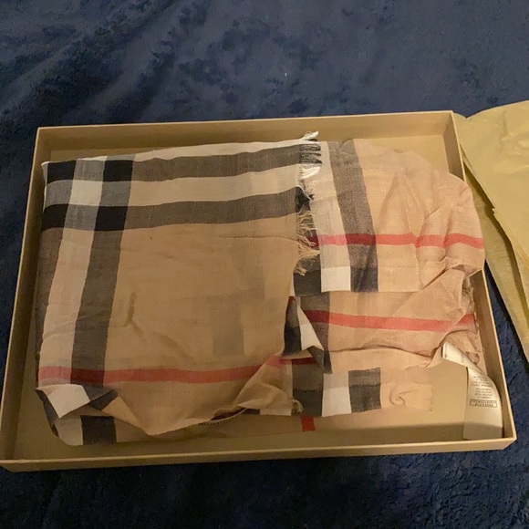 Burberry scarf - Picture 2 of 4